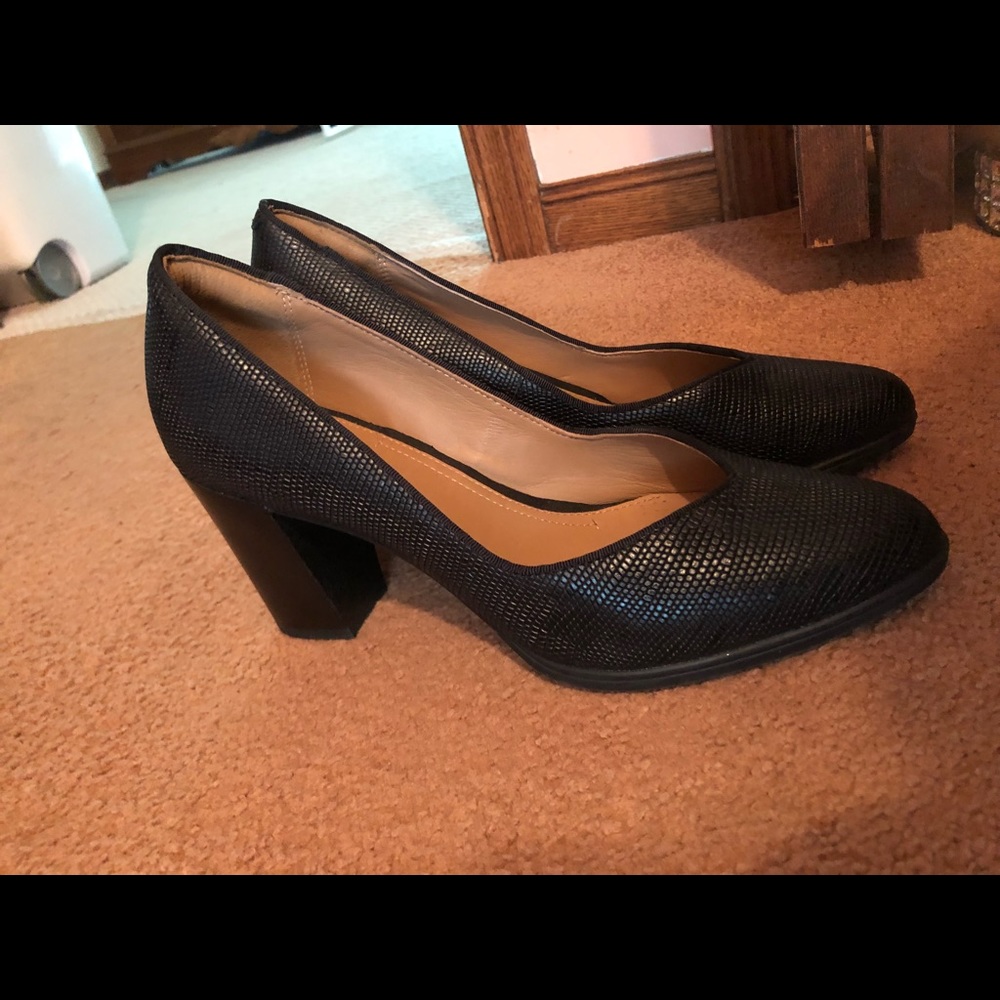 Black pumps